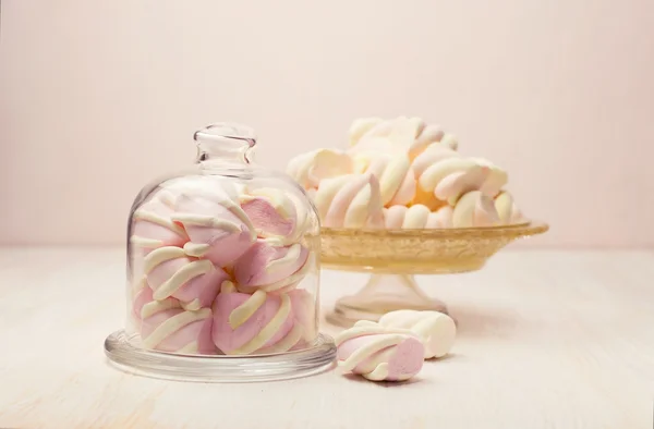 Marshmallow in een mooi glas schotel — Stockfoto