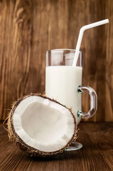 Hälfte frische Kokos- und Kokosmilch im Glas — Stockfoto