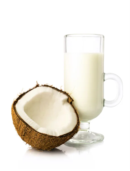 Hälften av färsk kokos och kokosmjölk i ett glas — Stockfoto