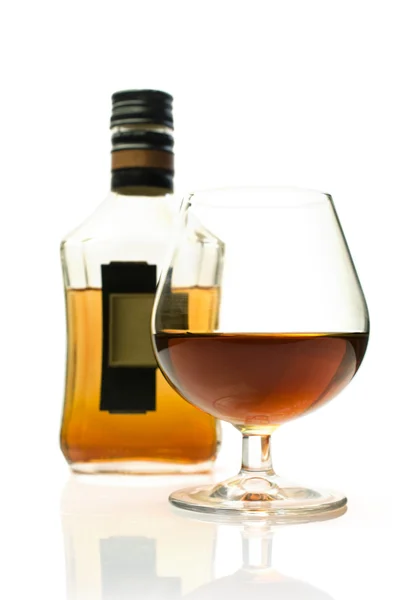 Botella de brandy y un vaso — Foto de Stock