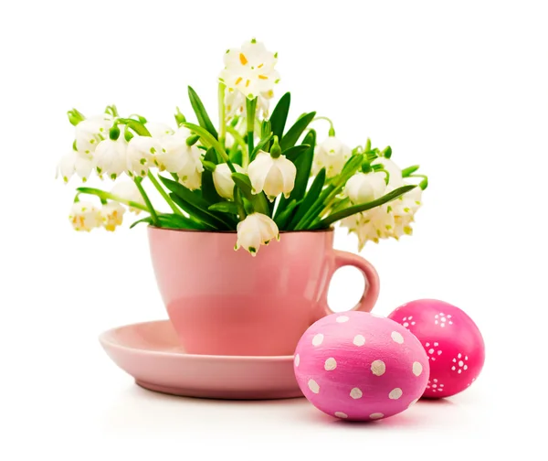 Bouquet of snowdrops in a pink cup and Easter eggs — Stock Photo, Image