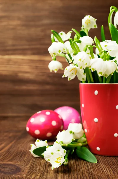 Sněženky v poháru a velikonoční vajíčka — Stock fotografie