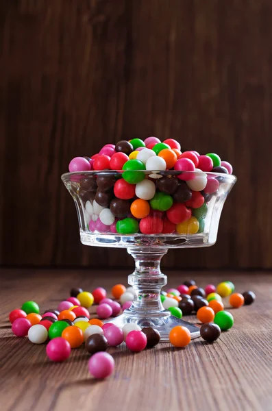 Bonbons ronds colorés dans un vase en verre — Photo