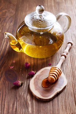 Bal ve gül ile cam demlik çay