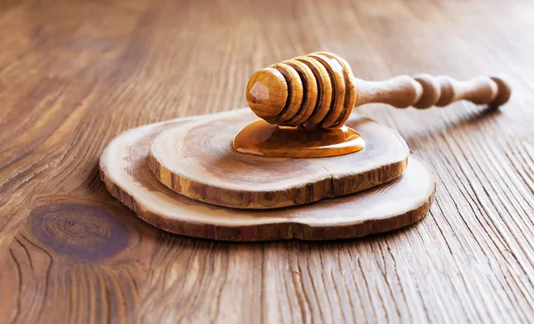 Fából készült Göncöl mézzel — Stock Fotó