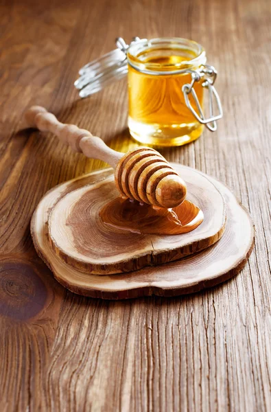 Wooden dipper with honey — Stock Photo, Image