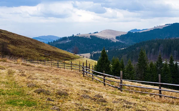 Zaun am Wiesenweg am Hang — Stockfoto