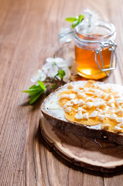 Sandwich with honey and butter — Stock Photo, Image