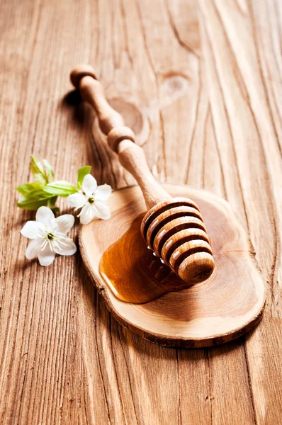 Honey with wooden dipper — Stock Photo, Image