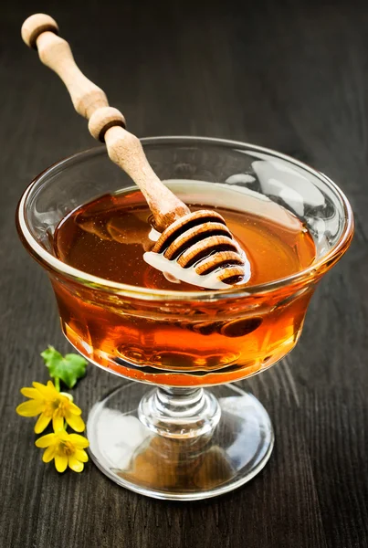 Honig in einer Glasschale — Stockfoto