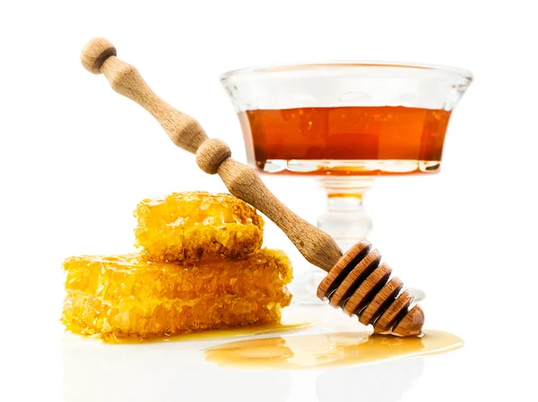 Mel com favo de mel e conta-gotas de madeira — Fotografia de Stock