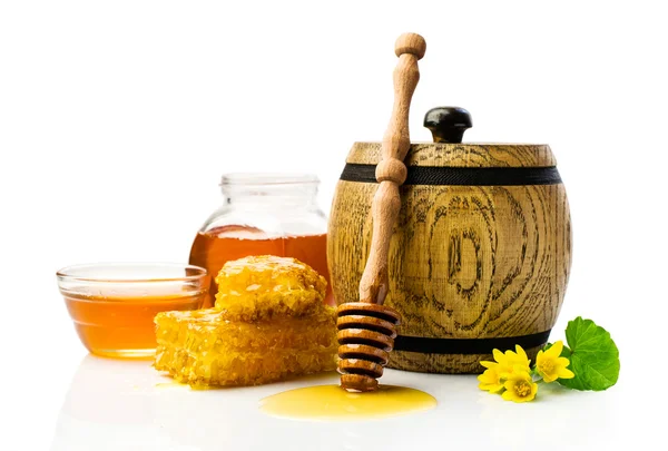 Мед в деревянной бочке с сотами — стоковое фото