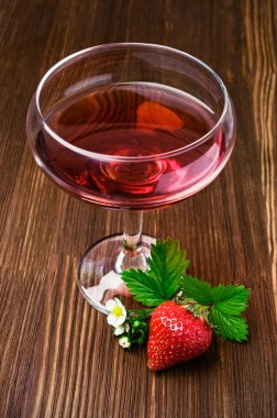 Çilek ile kırmızı içecek 