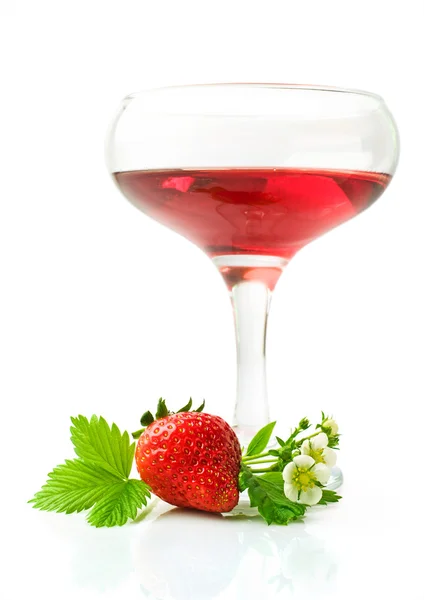 Červený nápoj a čerstvé jahody — Stock fotografie