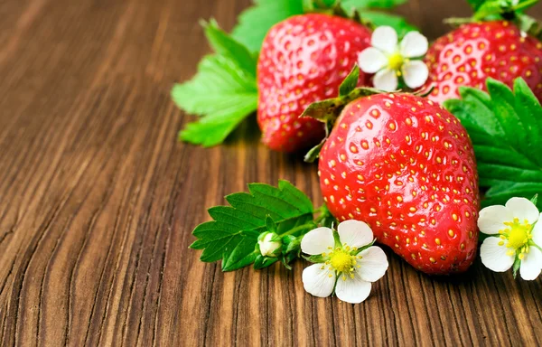 Houten achtergrond met aardbeien — Stockfoto