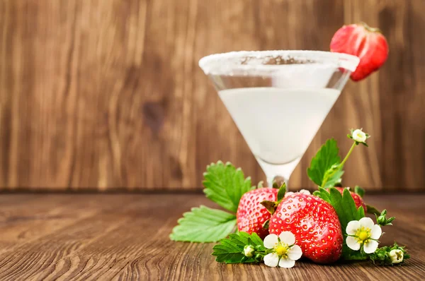 Margarita aux fraises et feuilles fraîches — Photo