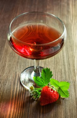 Çilek ile kırmızı içecek 