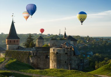 Sıcak baloons Ortaçağ Kalesi sinek