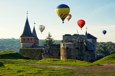 Sıcak baloons Ortaçağ Kalesi sinek