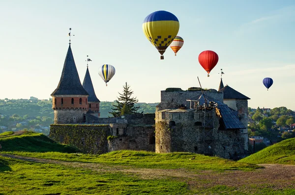 Sıcak baloons Ortaçağ Kalesi sinek — Stok fotoğraf