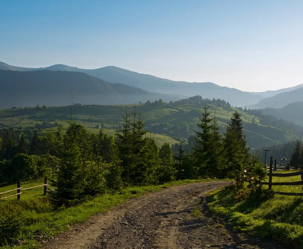 Camino de la suciedad en las montañas — Foto de Stock