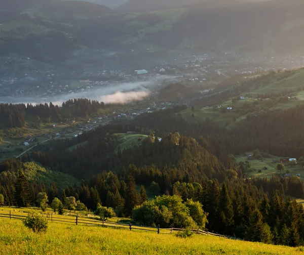 Vesnička v kopcích — Stock fotografie