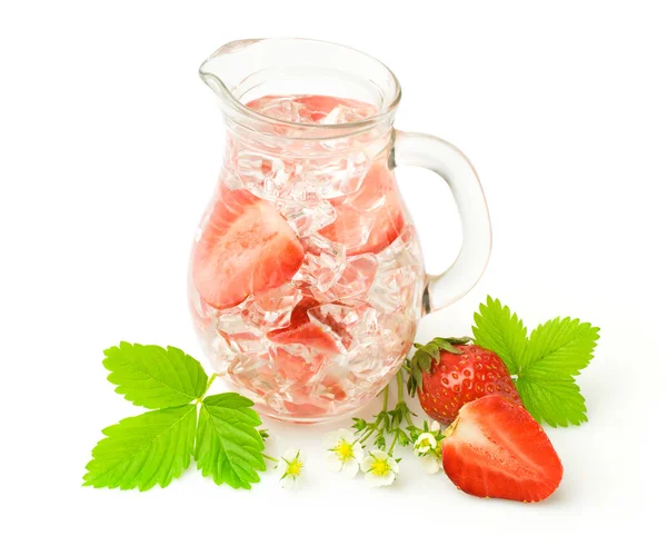 Refreshment beverage with strawberries and ice cubies — Stock Photo, Image