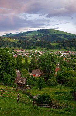 Dağlarda gün batımı manzarası
