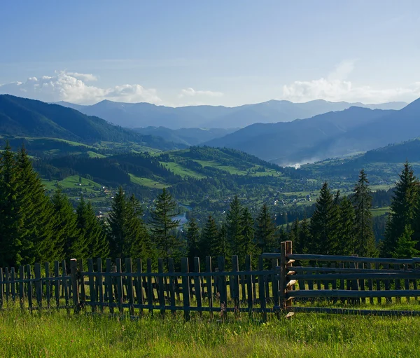 Paisaje rural temprano en la mañana con montañas — Foto de Stock