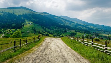 Bir dağ kirli yol