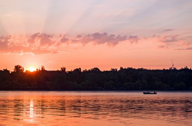 Pembe gündoğumu Nehri üzerinde 