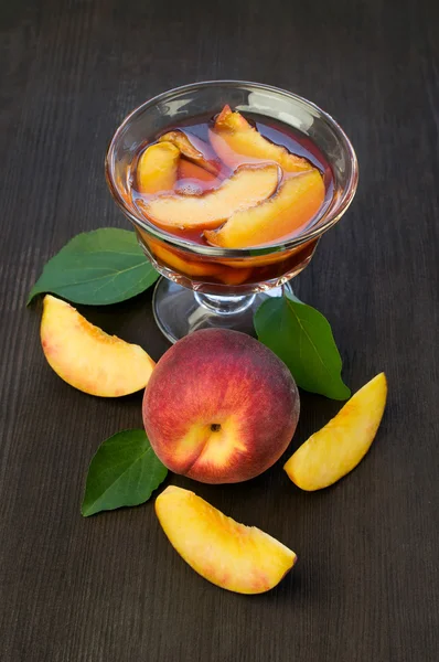 Compota de pêssego e frutas frescas — Fotografia de Stock