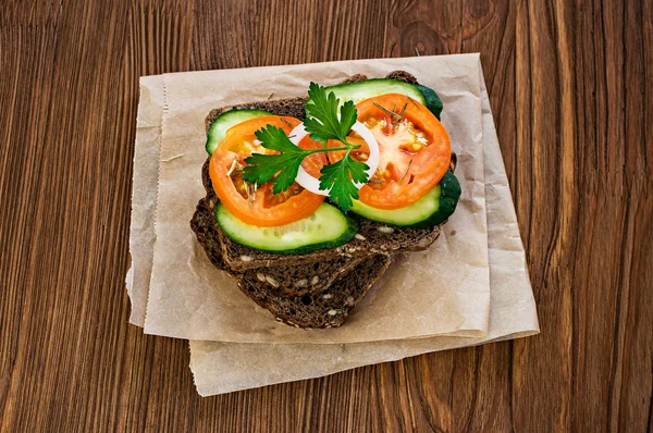 Sandwich with tomatoes and cucumbers — Stock Photo, Image