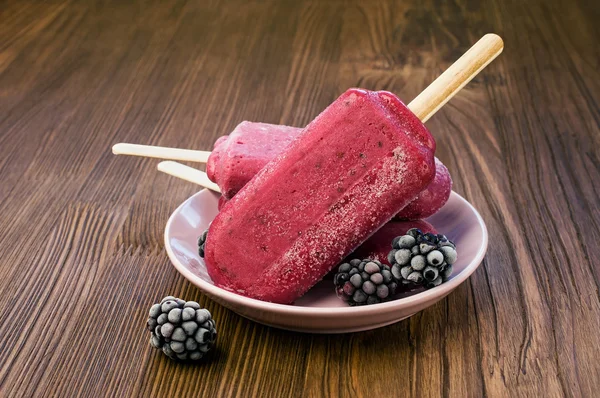 Ice lolly with blackberries — Stock Photo, Image