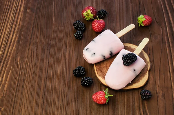 Çilek ve böğürtlen meyve ve yoğurt ice-lolly — Stok fotoğraf