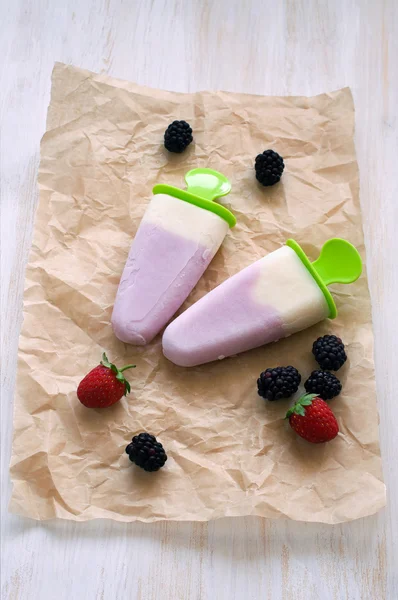 Glace aux fruits et yaourts avec fraises et mûres — Photo