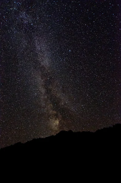 Vintergatan med silhuetten av berg — Stockfoto