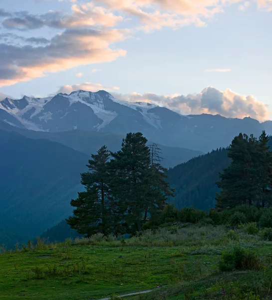Mountain landscape at sunset. — Stock Photo, Image