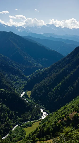 Río de montaña está en un cañón —  Fotos de Stock