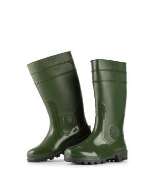 Beyaz arka planda bir çift yeşil lastik bot. Bahçe, tarım, açık hava işleri, yağmur koruması ve kırsal yaşam tarzı için su geçirmez ayakkabılar..