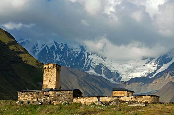 Chiesa medievale di Ushguli — Foto Stock