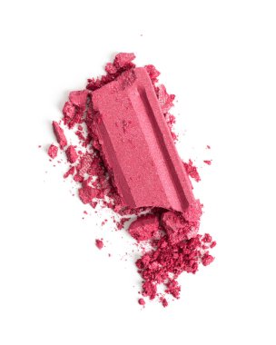 Beyaz arka planda ezilmiş pembe ışıltılı göz farı. Parlak desenli ve parlak pigmentli kırık kozmetik tozu güzellik markaları, makyaj reklamları ve ürün tasarımı için mükemmel..