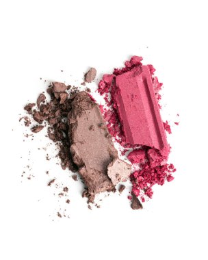 Bronz renkte ezilmiş göz farı ve beyaz arka planda pembe renkler. Parıldayan kozmetik tozu parçalara ayrıldı. Reklam ve markalaşma için güzellik makyaj dokusu..