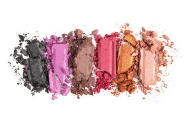 Ezilmiş çok renkli göz farı ve beyaz arka planda bir sırada allık tozu. Kozmetik reklamcılığı ve editoryal kullanım için parıltılı, desen ve renk çeşitliliğine sahip parlak güzellik pigmentleri.