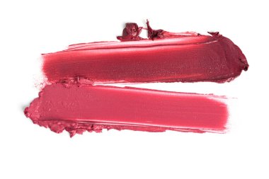 Beyaz arka planda kırmızı ruj izi var. Makyaj, moda ve cilt kavramları için güzellik ürünü detaylarını, kalın pigmentlerini gösteren yakın çekim krem kozmetik dokusu.