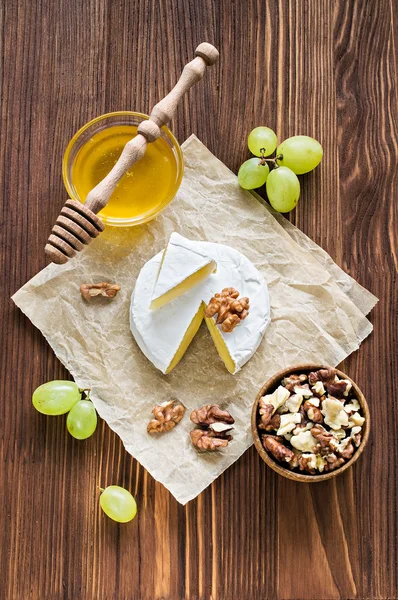 卡门培尔奶酪芝士核桃、 蜂蜜、 葡萄 — 图库照片