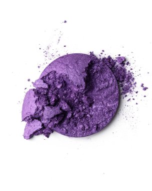 Ezilmiş mor göz farları, zengin pigmentleri ve beyaz arka planda dokulu yüzeyleri var. Kalın kozmetik konsept renk yoğunluğunu, makyaj sanatını, yaratıcı güzellik dokusunu ve modern editoryal stili sergiliyor..