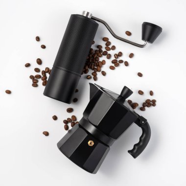 Moka pot, el değirmeni ve kızarmış fasulye ile elle kahve demleme seti. Kahve ritüeli kavramı, yavaş yaşam tarzı, işçilik, sabah rutini ve kaliteli ev yapımı..