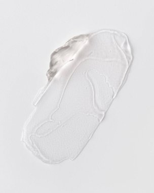 Hafif bir arka planda şeffaf kozmetik jel dokuları. Minimum temiz güzellik konsepti saflık, yumuşaklık, susuzluk ve yumuşak cilt hassas veya dermatolojik ürünler için uygundur..