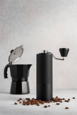 Moka pot, el değirmeni ve kızarmış fasulye ile elle kahve demleme seti. Kahve ritüeli kavramı, yavaş yaşam tarzı, işçilik, sabah rutini ve kaliteli ev yapımı..